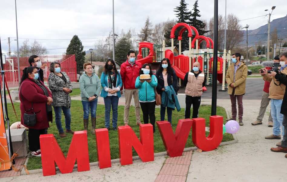 foto-acto-celebración-15-años-programa-quiero-mi-barrio-coyhaique-(1)_optimized