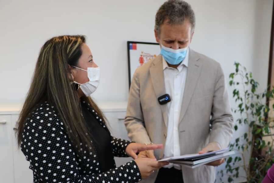 entrega documentos a Ministro (1)