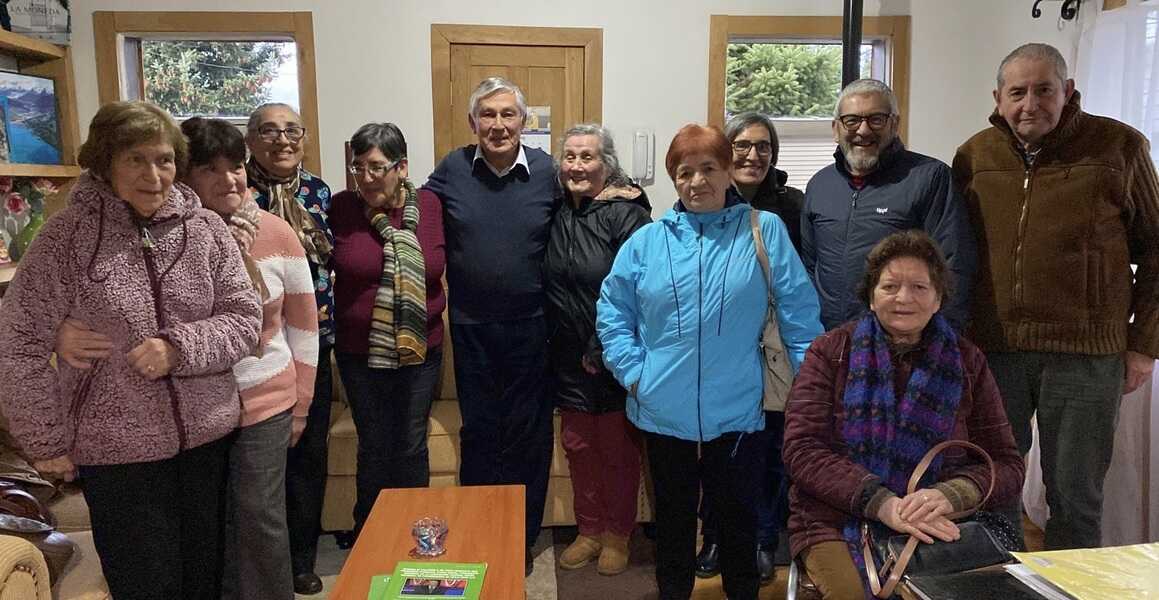 reunido-con-adultos-mayores-en-coyhaique1-(1)_optimized