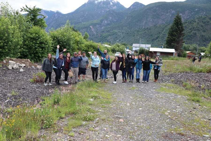 autoridades-y-familias-visitan-terreno-del-comité-villa-nueva-de-villa-mañihuales-(1)_optimized (1)