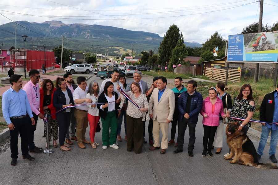 corte-de-cinta-inauguración-calle-los-pilcheros-coyhaique-(1)_optimized
