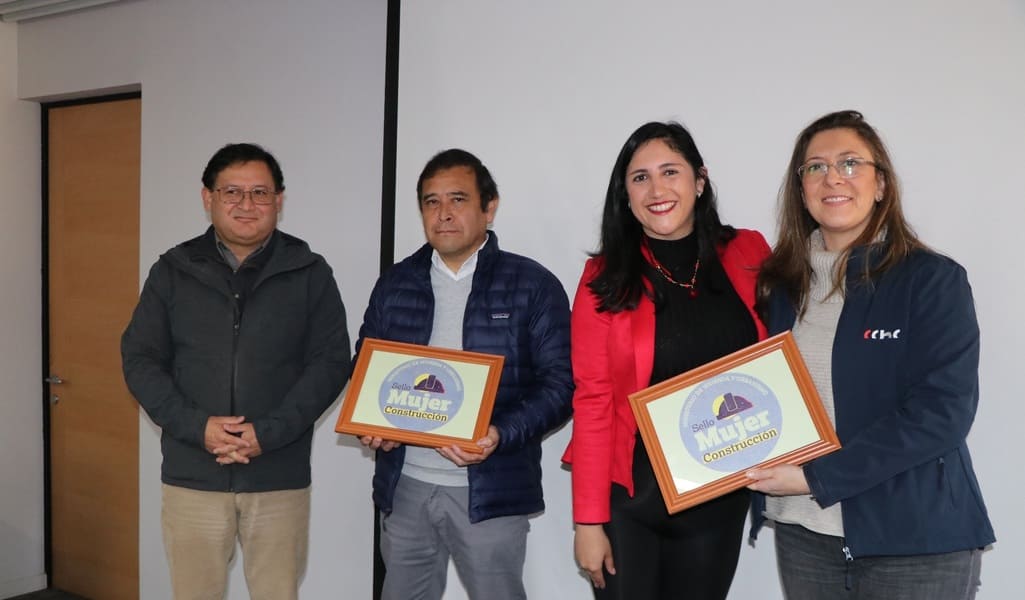 Foto Entrega de sello Mujer Construcción (1) (1)