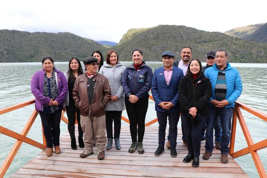 vecinos-y-autoridades-recorren-obra-renovación-de-pasarelas-en-caleta-tortel-(1)_optimized