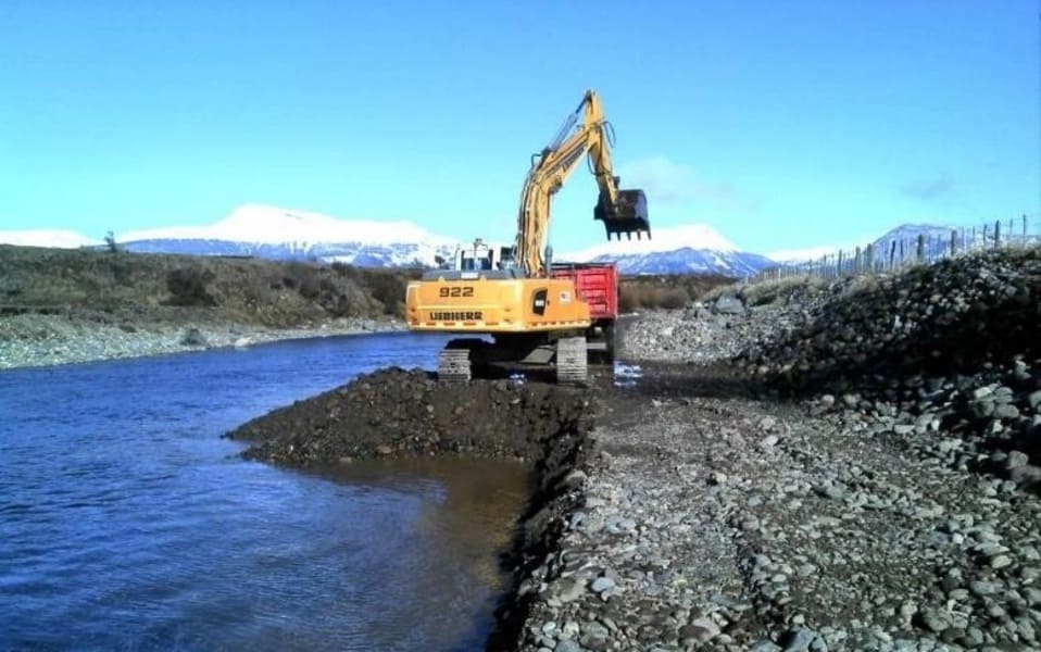 Caso 3 Vista de excavadora cargando camión tolva con material árido extraído desde el cauce del río Simpson (1) (1)