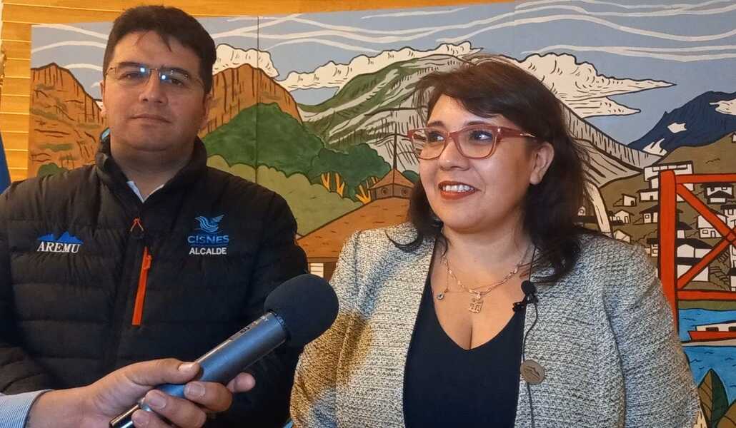 alcalde-y-consejera-aprobacion-estadio-2_optimized