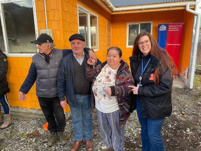 familia-de-adultos-mayores-recibe-llaves-de-la-casa-propia-en-villa-ohiggins-(1)-(1)_optimized