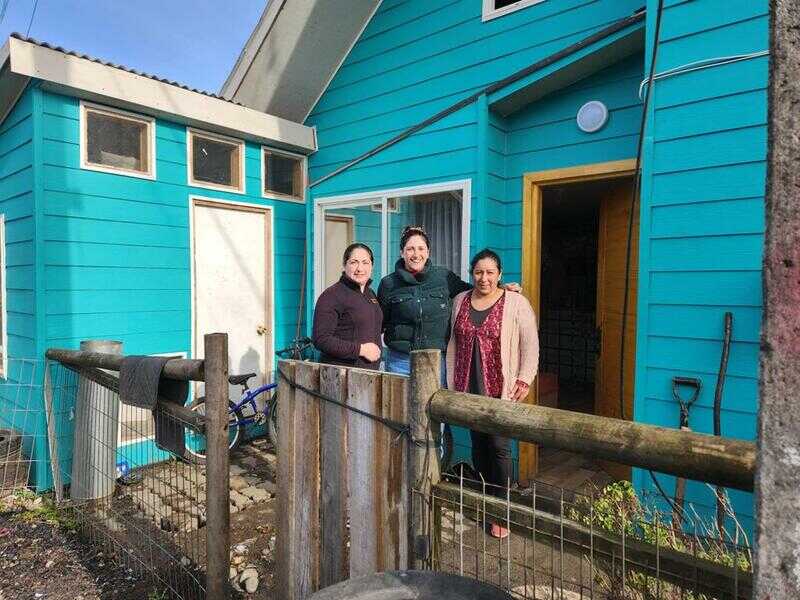 seremi-visita-obras-de-mejoramiento-en-casas-villa-aysén-(1)_optimized