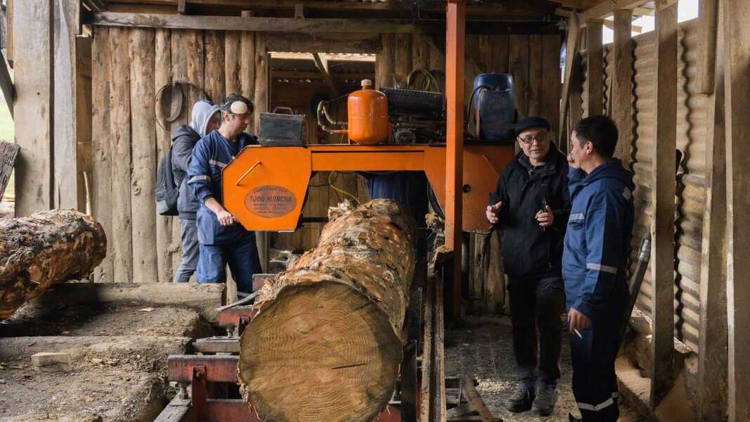 05-relator-técnico-Ángel-roa-junto-a-cristian-san-martín-y-palanquero-de-aserradero-(1)_optimized-(1)_optimized