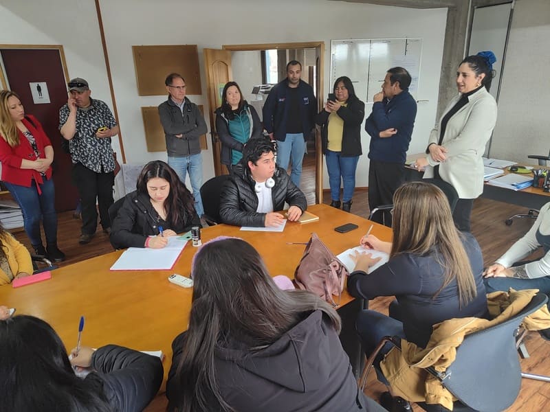 Foto comités y autoridades en reunión firma compromiso compraventa terreno Puerto Aysén (1) (1)