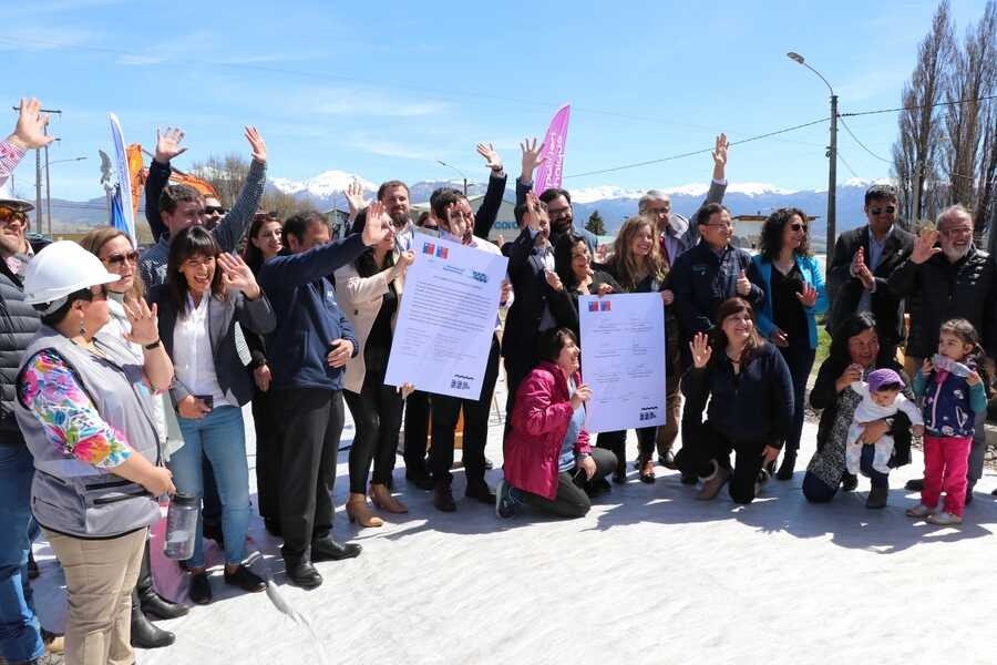 subsecretaria-de-vivienda,-autoridades-u-vecinos-dan-el-vamos-a-la-pavimentación-de-avenida-divisadero-oriente-(1)_optimized