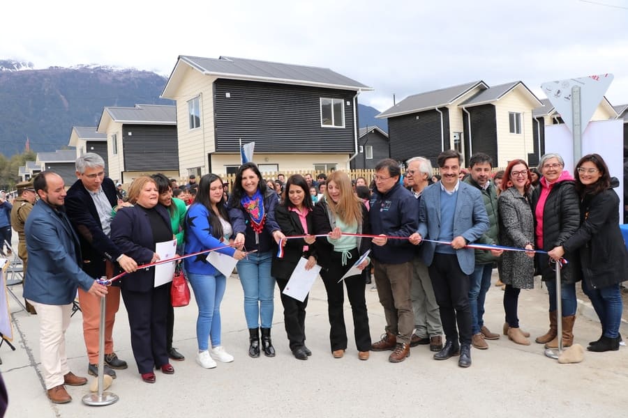 Autoridades y familias en el tradicional corte de cinta que da por inugurado nuevo conjunto habitacional en Puerto Aysén (2) (1) (1)