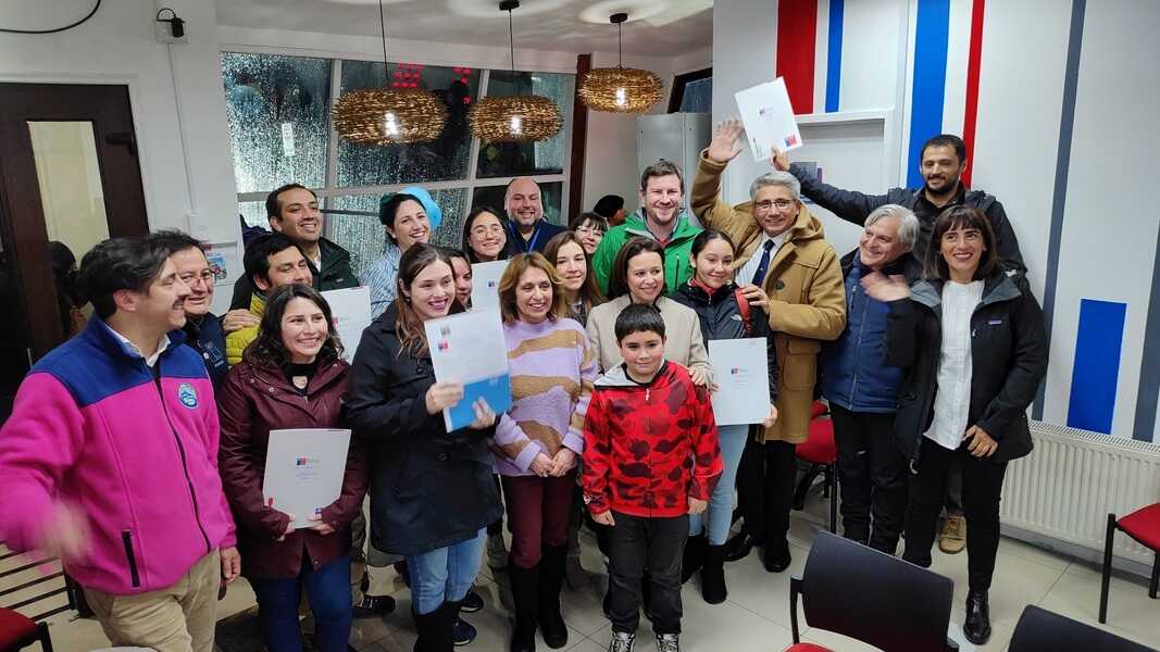 familias-de-sectores-medios-de-la-comuna-de-coyhaique-recibieron-su-certificado-de-subsidio-(1)_optimized