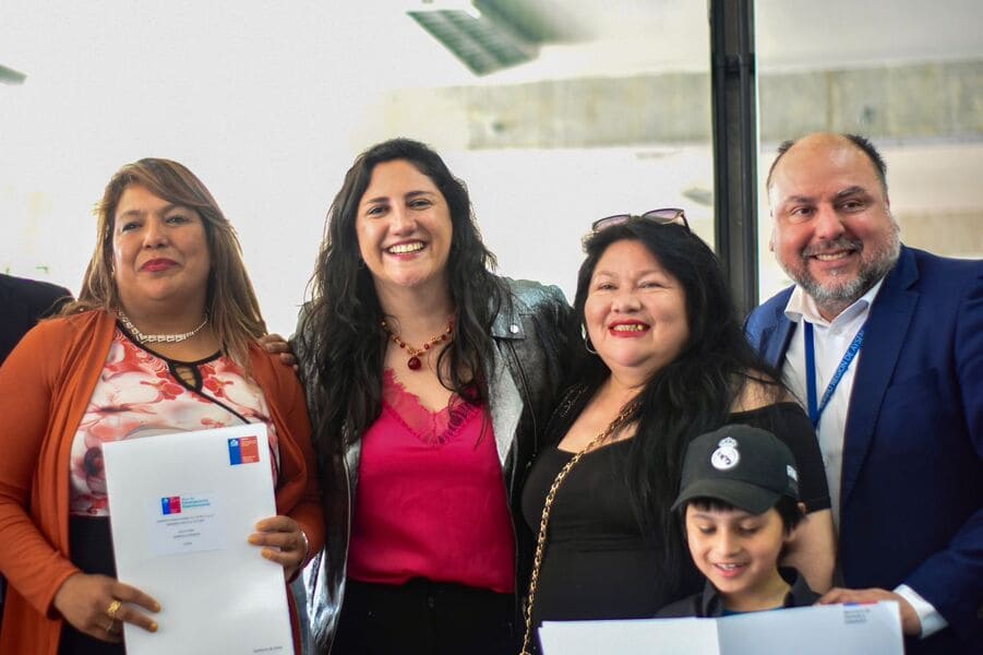 Seremi de Vivienda y Director Serviu entregan certificados de subsidio a familias de Puerto Aysén (1) (1)