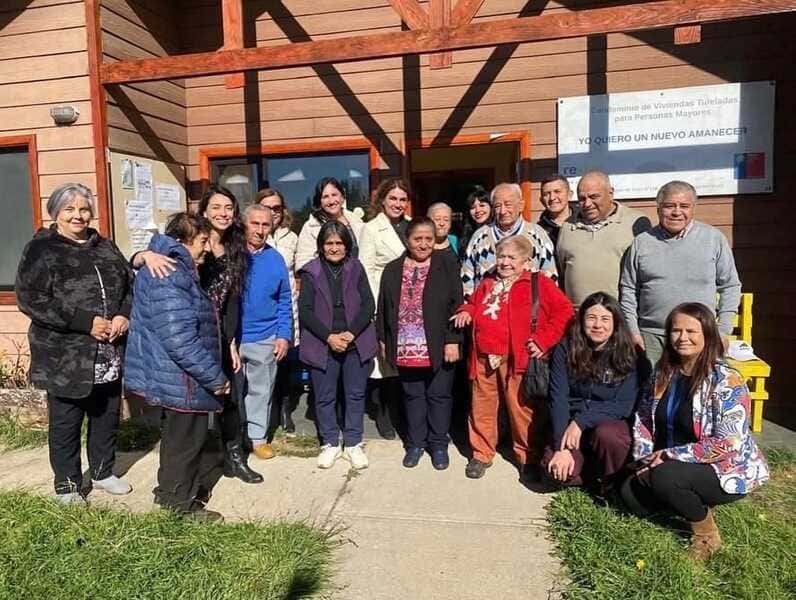 seremi-de-vivienda-junto-a-directora-nacional-de-senama-en-visita-a-familias-de-viviendas-tuteladas-en-coyhaique-(1)_optimized (1)