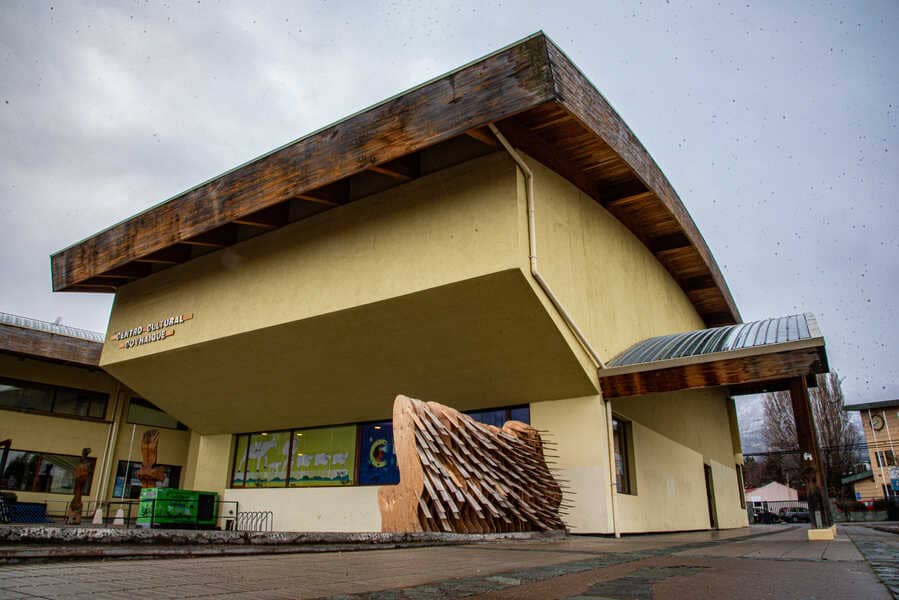 centro-cultural-coyhaique_fachada-(1)_optimized (1)