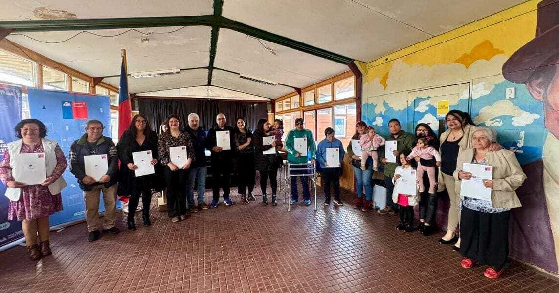 autoridades-del-minvu-entregan-escrituras-a-96-familias-del-comité-proyecto-joven-de-balmaceda-2-2_optimized-2