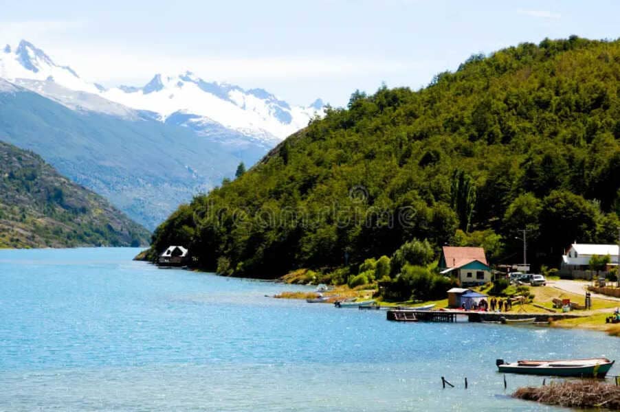 pueblo-de-puerto-bertrand-en-chile-202760479-(1)_optimized (1)