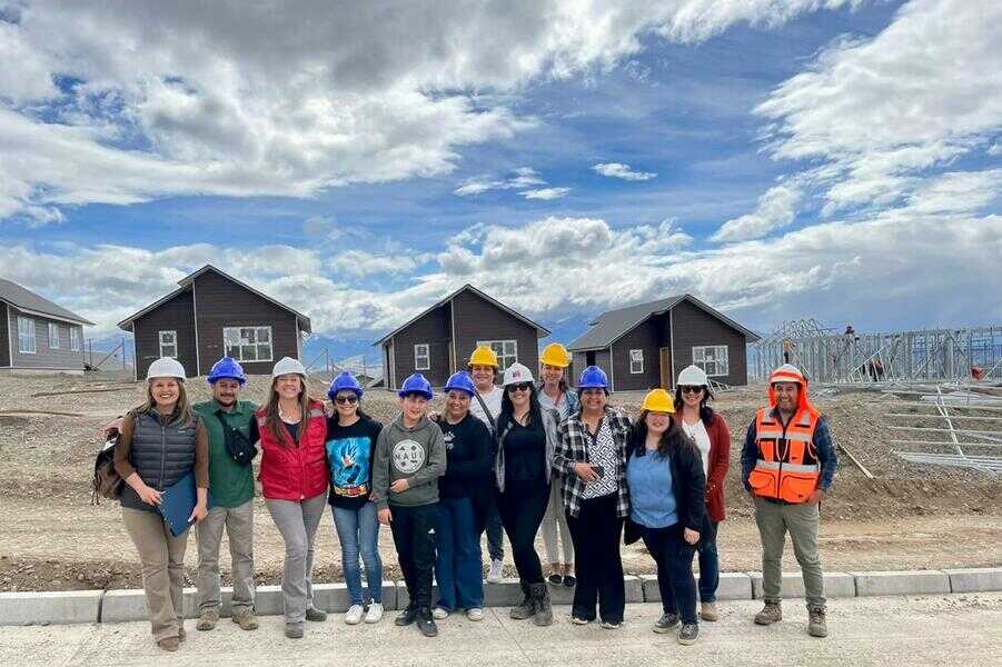 seremi-de-vivienda-junto-a-dirigentes,-consultora-y-empresa,-en-visita-a-70-de-avance-obras-construcción-237-viviendas-chacra-g1-de-coyhaique_optimized