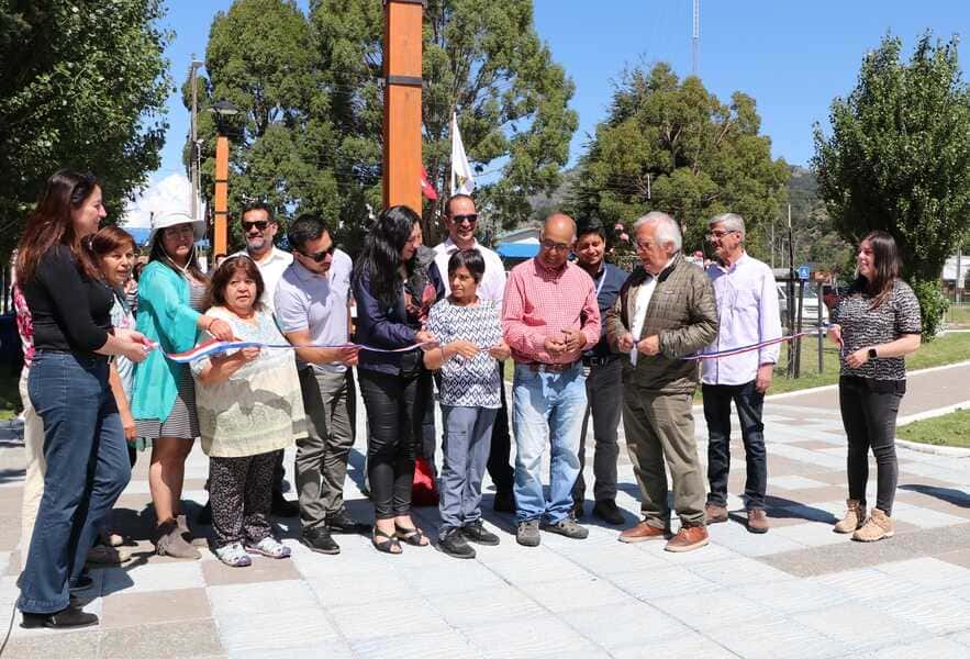 tradicional-corte-de-cinta-inauguración-obras-mejoramiento-plaza-puerto-tranquilo-220126-(1)_optimized (1)