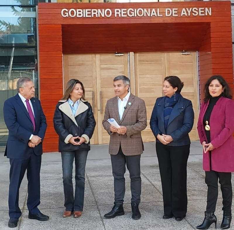 diputada-valdebenito-con-autoridades-regionales-(1)-(1)-(1)_optimized