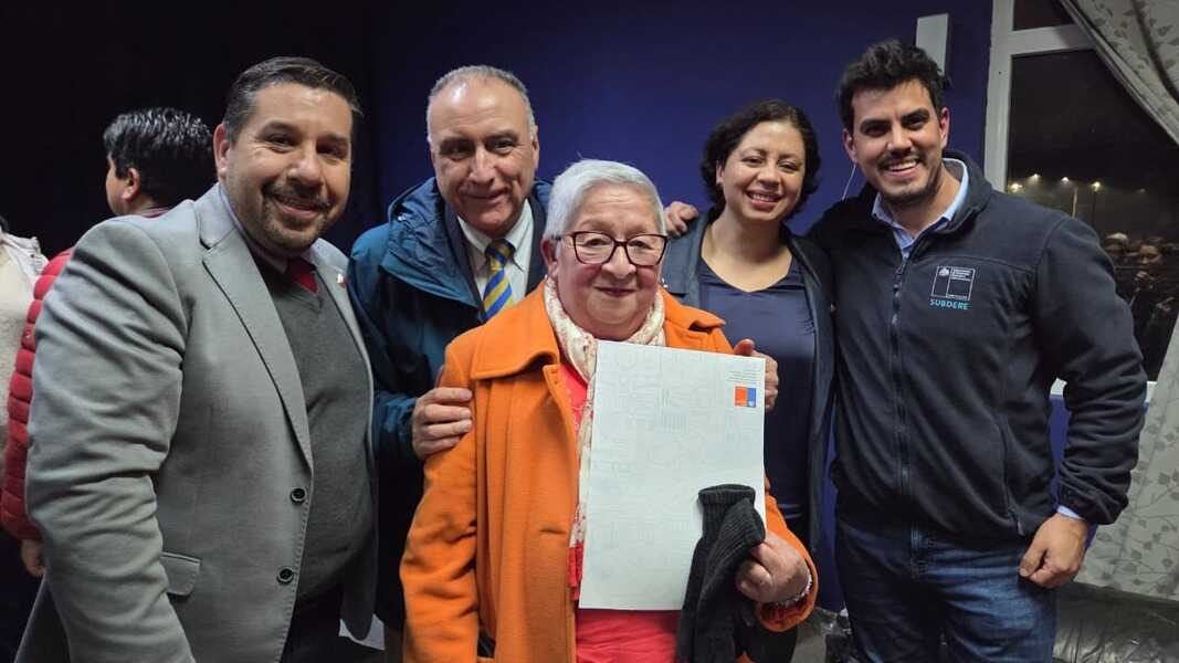 autoridades-entregan-subsidio-a-adulta-mayor-de-cochrane-(1)_optimized
